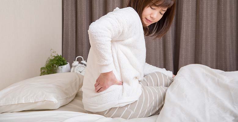 朝起きたら腰が痛いのはなぜ？原因と治し方やストレッチを解説