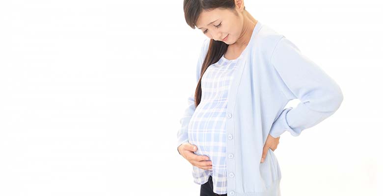 妊娠中期の腰痛で右側だけ激痛が！妊婦の腰痛の原因と対策とは？