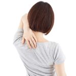 肩甲骨や背中の寝違えたような痛みは何？ぎっくり背中の症状チェック！